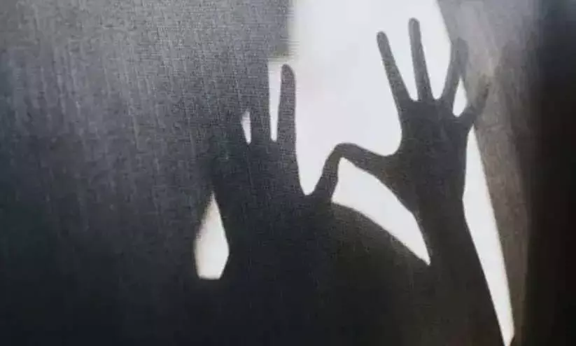 Kerala : अस्पताल में मां से मिलने आई युवती पर हमले का प्रयास, आरोपी गिरफ्तार Kerala : अस्पताल में मां से मिलने आई युवती पर हमले का प्रयास, आरोपी गिरफ्तार