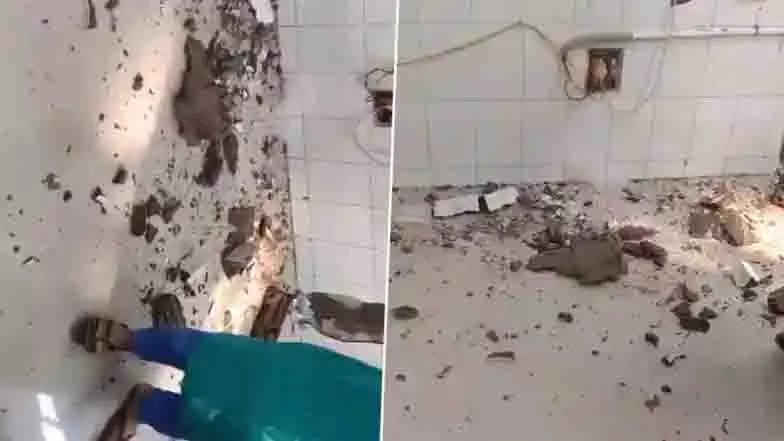Patna: मेडिकल कॉलेज में ऑपरेशन के दौरान छत गिरने से हड़कंप Patna: मेडिकल कॉलेज में ऑपरेशन के दौरान छत गिरने से हड़कंप