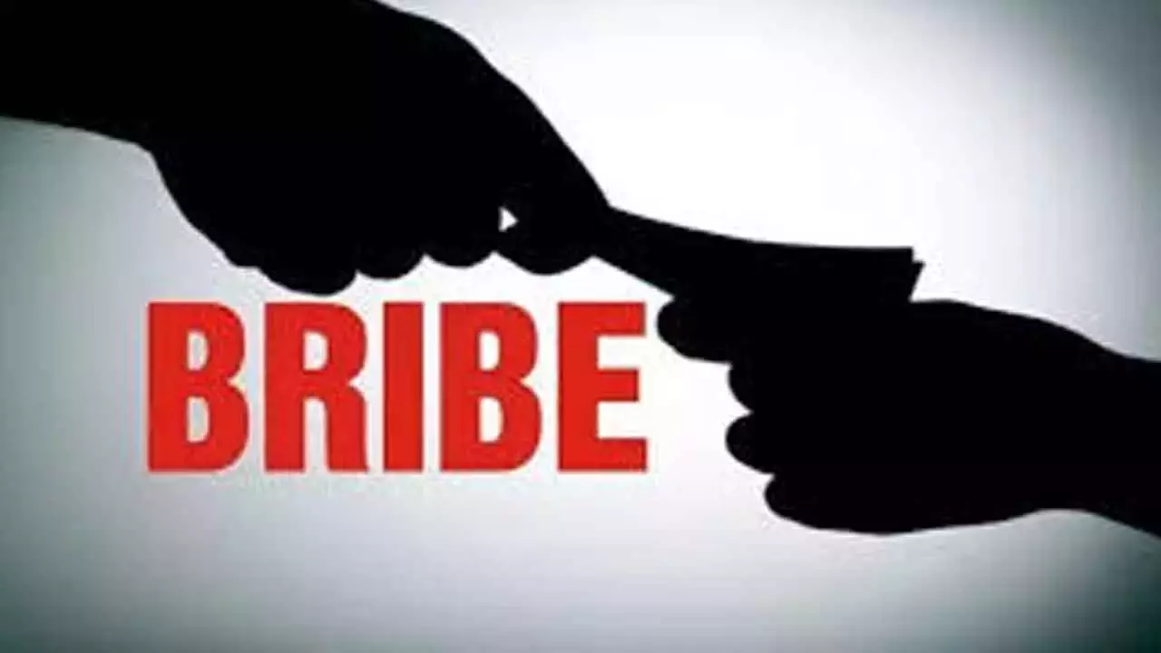 ACB ने रिश्वत मामले में लाइनमैन को गिरफ्तार किया ACB ने रिश्वत मामले में लाइनमैन को गिरफ्तार किया