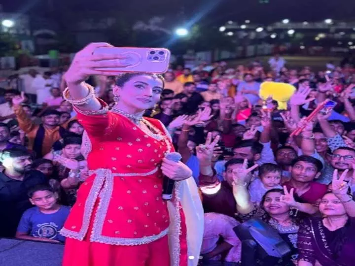 अक्षरा सिंह ने डांडिया नाइट में बिखेरा जलवा, सोशल मीडिया पर शेयर किया वीडियो अक्षरा सिंह ने डांडिया नाइट में बिखेरा जलवा, सोशल मीडिया पर शेयर किया वीडियो