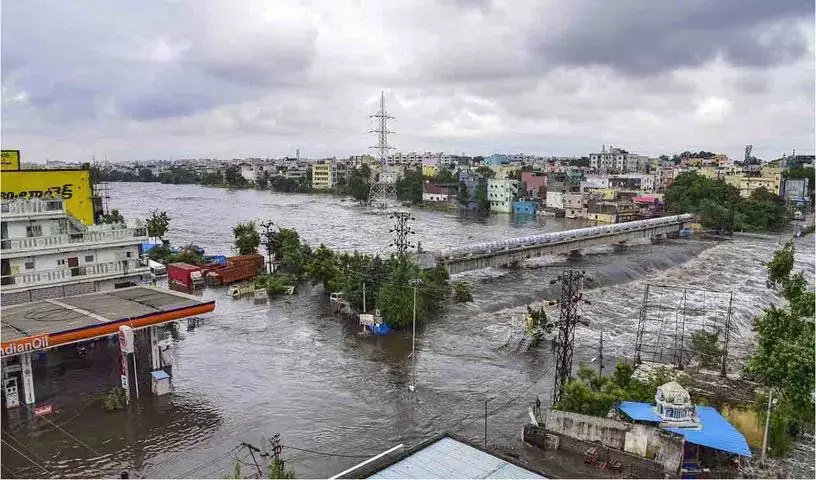 Musi में 30 साल बाद भीषण बाढ़..पुरानापूल में बहाव 13 फीट ऊंचा Musi में 30 साल बाद भीषण बाढ़..पुरानापूल में बहाव 13 फीट ऊंचा