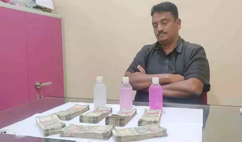 Ellampet नगर नियोजन अधिकारी रिश्वत के आरोप में गिरफ्तार Ellampet नगर नियोजन अधिकारी रिश्वत के आरोप में गिरफ्तार