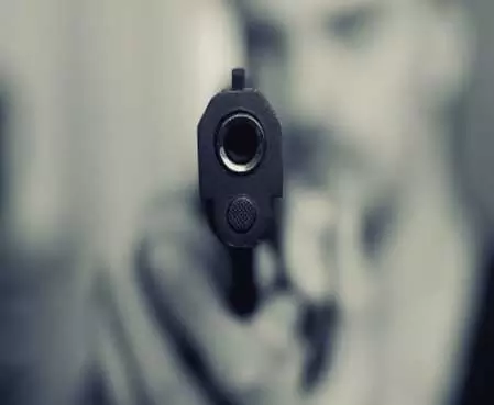 Half Murder: पति ने पत्नी और बेटे पर चलाई गोली, हालत गंभीर Half Murder: पति ने पत्नी और बेटे पर चलाई गोली, हालत गंभीर