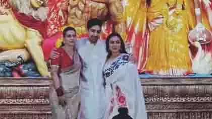 रानी, काजोल और अयान मुखर्जी दुर्गा पूजा उत्सव के लिए एक साथ आए रानी, काजोल और अयान मुखर्जी दुर्गा पूजा उत्सव के लिए एक साथ आए