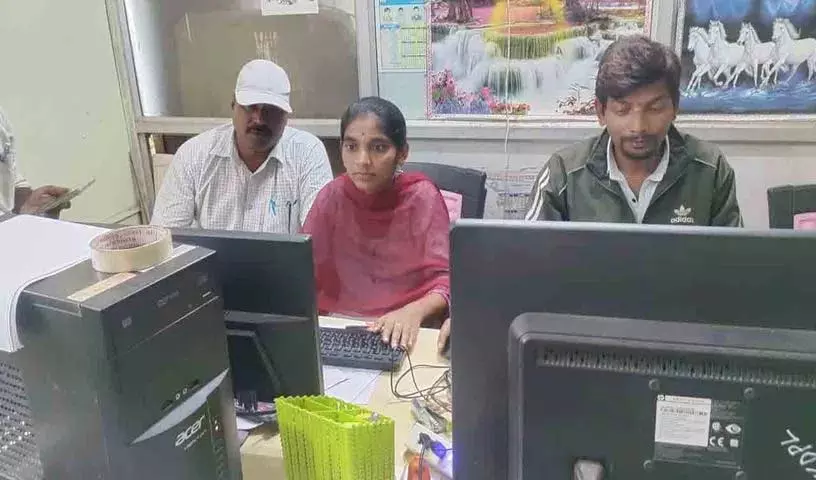 क्या त्योहार से पहले ही वेतन मिल जाएगा? परिवार का भरण-पोषण बोझ क्या त्योहार से पहले ही वेतन मिल जाएगा? परिवार का भरण-पोषण बोझ