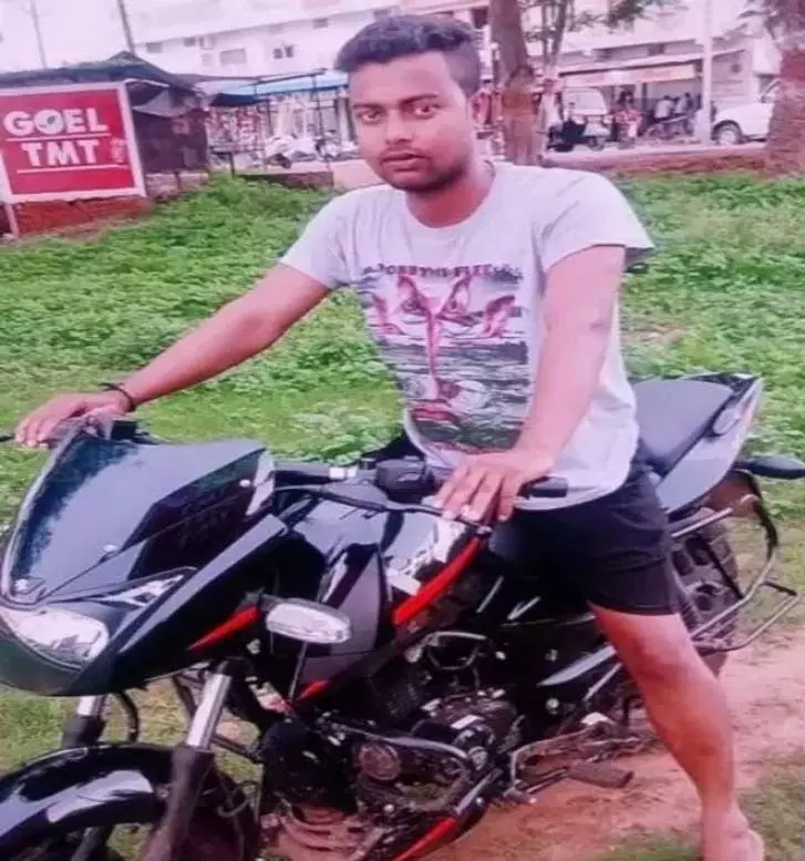 तेज रफ्तार ट्रक ने बाइक सवार युवक को रौंदा, मौके पर मौत, ड्राइवर फरार तेज रफ्तार ट्रक ने बाइक सवार युवक को रौंदा, मौके पर मौत, ड्राइवर फरार