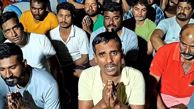 Iraq में बंगाल के 15 प्रवासी मजदूर हिरासत में, वापसी की गुहार Iraq में बंगाल के 15 प्रवासी मजदूर हिरासत में, वापसी की गुहार