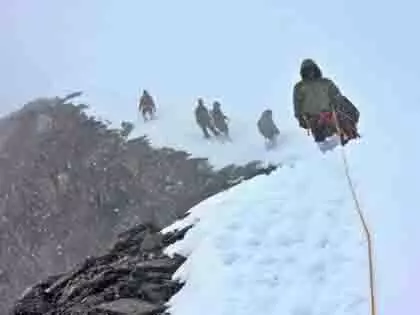 Arunachal Pradesh: माउंट गोरीचेन पर भारतीय सैनिकों की साहसिक चढ़ाई Arunachal Pradesh: माउंट गोरीचेन पर भारतीय सैनिकों की साहसिक चढ़ाई