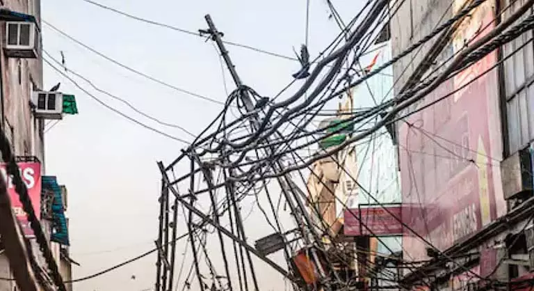 शहर में बिजली का करंट लगने से एक और मौत, पड़ोसियों ने ठहरे हुए पानी को ठहराया जिम्मेदार शहर में बिजली का करंट लगने से एक और मौत, पड़ोसियों ने ठहरे हुए पानी को ठहराया जिम्मेदार