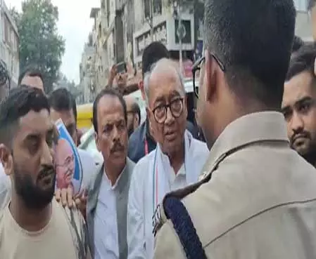 सीतलामाता बाजार में दिग्विजय सिंह के दौरे पर हंगामा, व्यापारियों ने किया विरोध सीतलामाता बाजार में दिग्विजय सिंह के दौरे पर हंगामा, व्यापारियों ने किया विरोध