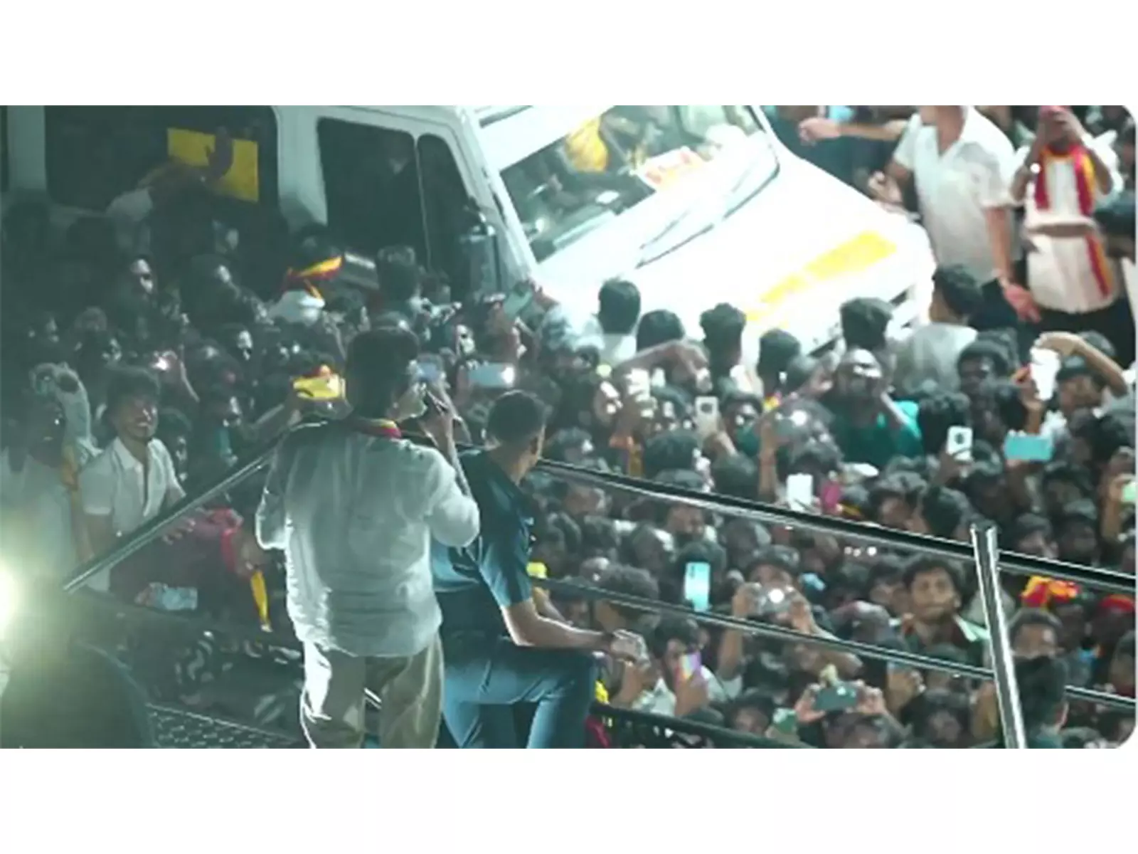 तमिलनाडु: करूर में TVK प्रमुख विजय की रैली में भगदड़, 10 लोगों की मौत तमिलनाडु: करूर में TVK प्रमुख विजय की रैली में भगदड़, 10 लोगों की मौत