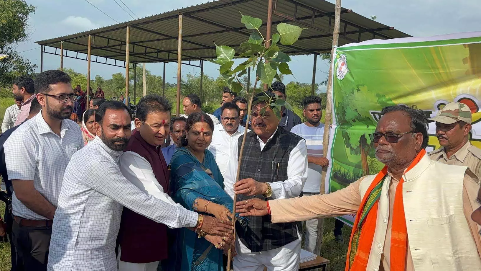एक पेड़ माँ के नाम अभियान के तहत ग्राम मोहंदी में वृक्षारोपण कार्यक्रम में हुए शामिल एक पेड़ माँ के नाम अभियान के तहत ग्राम मोहंदी में वृक्षारोपण कार्यक्रम में हुए शामिल