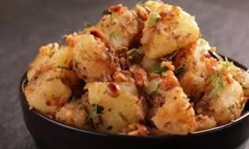 Crispy Aloo Fry Recipe: नवरात्रि व्रत में घर पर इन तरीकों से बनाएं टेस्टी आलू फ्राई