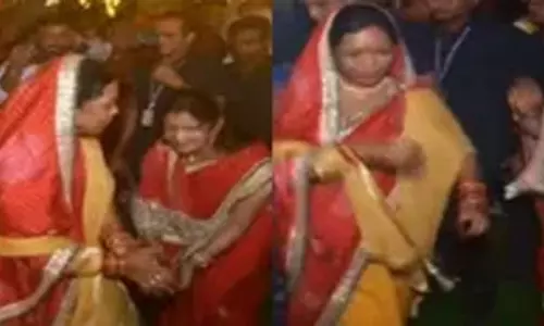 मुख्यमंत्री की पत्नी कौशल्या साय ने किया गरबा मुख्यमंत्री की पत्नी कौशल्या साय ने किया गरबा