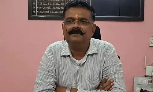 अधिकारी ने दोगला बताया, राष्ट्रपिता गांधी जी का किया अपमान