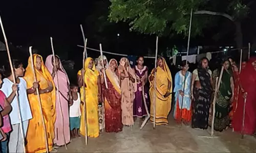 भेड़ियों के आतंक से कांप रहा इलाका, बच्चों की हिफाजत के लिए लाठी-डंडे लेकर रातभर पहरा देतीं हैं महिलाएं