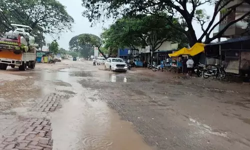 सितंबर में हुई बारिश और बाढ़ से कर्नाटक के कल्याण में सड़क और फसलों को नुकसान