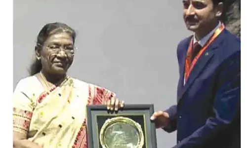राष्ट्रपति मुर्मू ने केयू के प्रोफेसर जिलानी को राष्ट्रीय भूविज्ञान पुरस्कार प्रदान किया राष्ट्रपति मुर्मू ने केयू के प्रोफेसर जिलानी को राष्ट्रीय भूविज्ञान पुरस्कार प्रदान किया