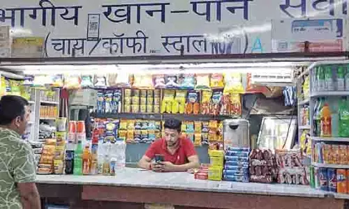 अधिकारियों ने जम्मू रेलवे स्टेशन पर खाद्य स्टालों का औचक निरीक्षण किया