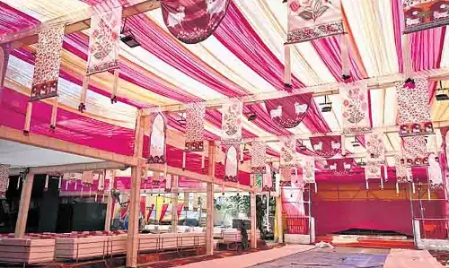 Delhi दुर्गा पूजा में राजबारी की भव्यता और डाकेर साज की सादगी का संगम