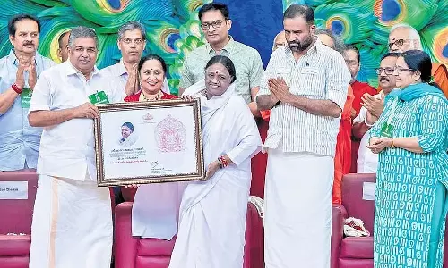 Kerala सरकार माता अमृतानंदमयी का सम्मान करती है Kerala सरकार माता अमृतानंदमयी का सम्मान करती है