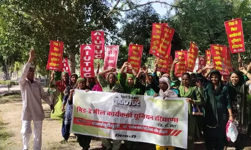 Haryana :  भिवानी में मिड-डे मील वर्कर्स ने नियमित वेतन और पेंशन की मांग की, प्रदर्शन किया