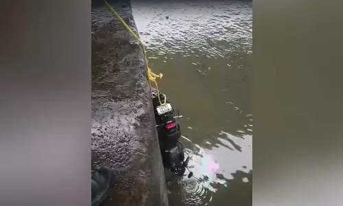 दो लोगों को ले जा रही मोटरसाइकिल बेलापुर खाड़ी में गिरी, एक सवार लापता दो लोगों को ले जा रही मोटरसाइकिल बेलापुर खाड़ी में गिरी, एक सवार लापता