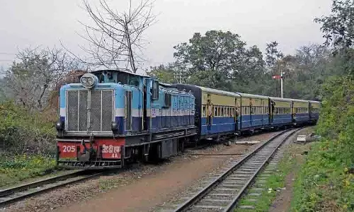 Kangra के स्थानीय लोगों ने निष्क्रियता के खिलाफ प्रदर्शन किया, ट्रेन सेवाएं अभी भी स्थगित Kangra के स्थानीय लोगों ने निष्क्रियता के खिलाफ प्रदर्शन किया, ट्रेन सेवाएं अभी भी स्थगित