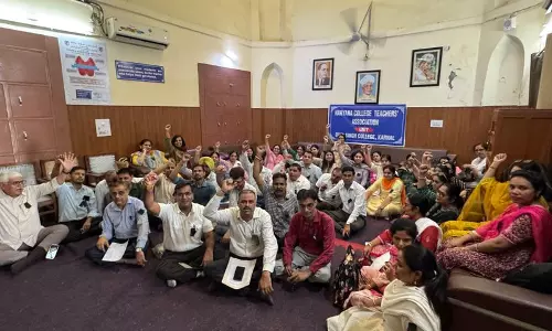 Haryana :  दयाल सिंह कॉलेज के शिक्षकों ने लंबित मांगों को लेकर किया प्रदर्शन