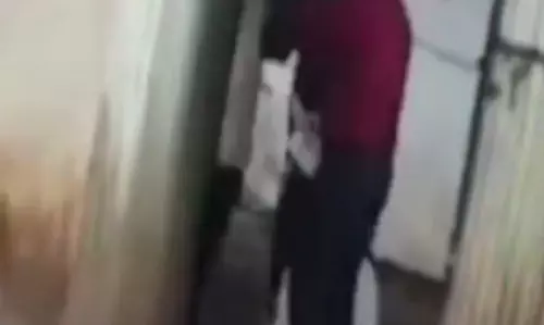 कोचिया को शराब दुकान से एक पेटी सप्लाई, वीडियो वायरल