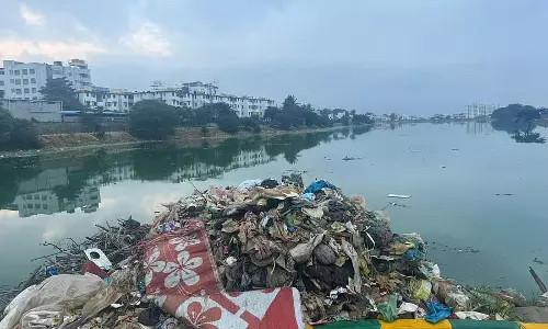 Bengaluru : होसाकेरे झील में फेंका गया कचरा