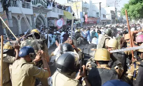 हिंसा मामले पर बड़ा एक्शन, मौलाना तौकीर रजा गिरफ्तार हिंसा मामले पर बड़ा एक्शन, मौलाना तौकीर रजा गिरफ्तार