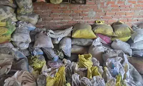 Jalandhar: पोल्ट्री फार्म से भारी मात्रा में पटाखे जब्त, 3 गिरफ्तार Jalandhar: पोल्ट्री फार्म से भारी मात्रा में पटाखे जब्त, 3 गिरफ्तार