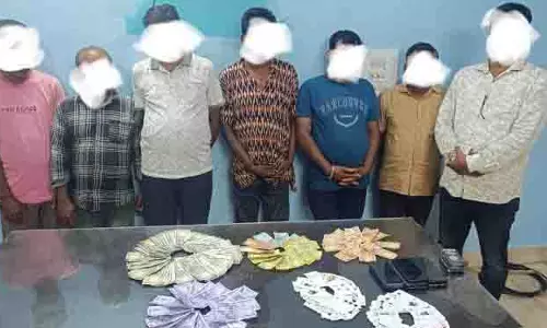 गंजम जिले में अवैध जुआ और पटाखों की दुकानों पर पुलिस की कार्रवाई गंजम जिले में अवैध जुआ और पटाखों की दुकानों पर पुलिस की कार्रवाई