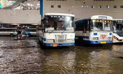 MGBS में बाढ़ का पानी घुसा, बस सेवाएं वैकल्पिक स्थानों पर स्थानांतरित