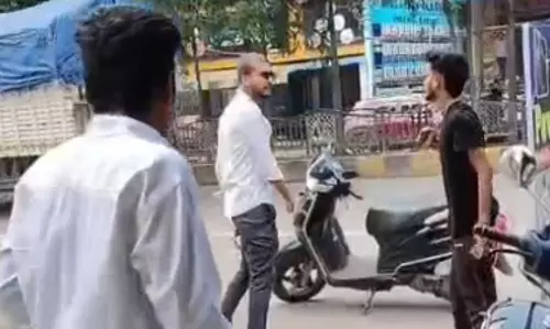 बहन से दोस्ती करने के शक में भाई ने युवक को पीटा, वीडियो वायरल