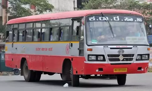 बेटी के घर से त्योहार मनाकर लौट रही महिला की बस से उतरने से पहले ही मौत