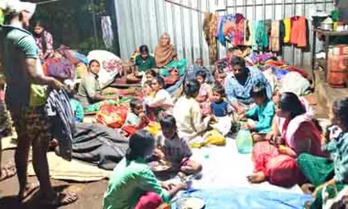 Hyderabad: मूसी नदी में बाढ़ से बस स्टेशन जलमग्न Hyderabad: मूसी नदी में बाढ़ से बस स्टेशन जलमग्न
