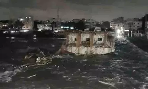 दोहरे जलाशय में पानी बढ़ने से Moosarambagh पुल फिर बंद दोहरे जलाशय में पानी बढ़ने से Moosarambagh पुल फिर बंद