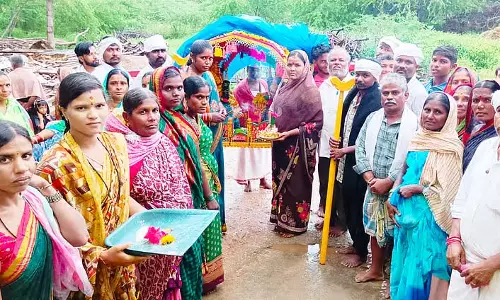 Naragal: शहर में पालकी लेकर घूमते तीर्थयात्री Naragal: शहर में पालकी लेकर घूमते तीर्थयात्री