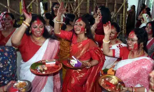 बंगाली समुदाय के सदस्य Durga Puja मनाने के लिए तैयार बंगाली समुदाय के सदस्य Durga Puja मनाने के लिए तैयार