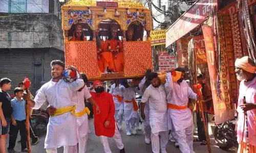 शहर में दशहरा उत्सव के लिए परिवार द्वारा संचालित Ram Dola Yatra जारी