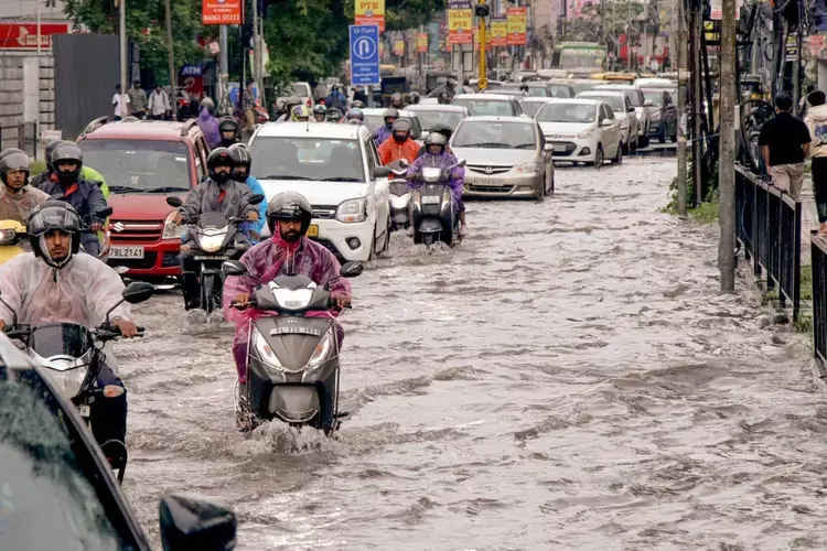 Kerala में भारी बारिश की आशंका ऑरेंज अलर्ट जारी, अंदर जिलेवार पूरी चेतावनी Kerala में भारी बारिश की आशंका ऑरेंज अलर्ट जारी, अंदर जिलेवार पूरी चेतावनी