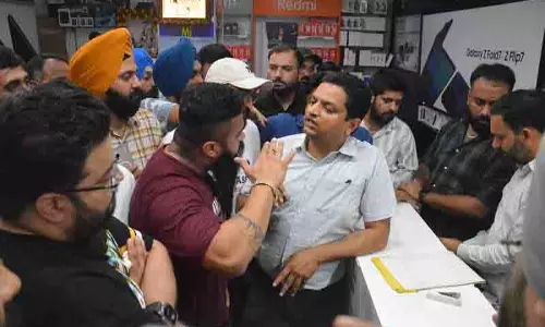 GST टीम ने मोबाइल की दुकान पर छापा मारा GST टीम ने मोबाइल की दुकान पर छापा मारा