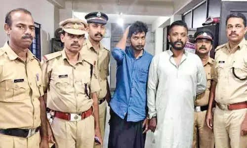 Kerala : पुलिक्कल में 7 लाख की ब्राउन शुगर के साथ दो गिरफ्तार Kerala : पुलिक्कल में 7 लाख की ब्राउन शुगर के साथ दो गिरफ्तार