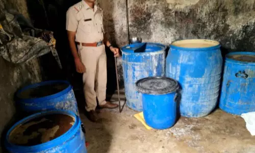 Bhubaneswar: अवैध शराब इकाई का भंडाफोड़, भारी मात्रा में देशी शराब जब्त