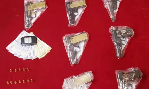 Odisha: हथियार डीलर गिरफ़्तार, पुलिस ने बरामद की 10 बंदूकें Odisha: हथियार डीलर गिरफ़्तार, पुलिस ने बरामद की 10 बंदूकें