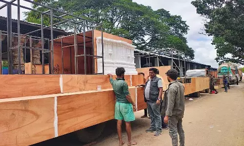 Mysuru : दशहरा मेरुगी के लिए श्रमिकों और कलाकारों का प्रयास