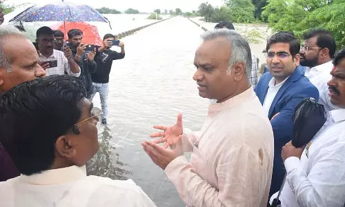 लगातार बारिश से जनजीवन अस्त-व्यस्त, दीवार गिरने से बच्चे की मौत प्रियांक खड़गे ने किया दौरा लगातार बारिश से जनजीवन अस्त-व्यस्त, दीवार गिरने से बच्चे की मौत प्रियांक खड़गे ने किया दौरा