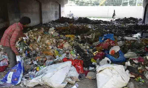 Lakkad ब्रिज फ्लाईओवर के नीचे उपेक्षित जगह कूड़े के ढेर में तब्दील